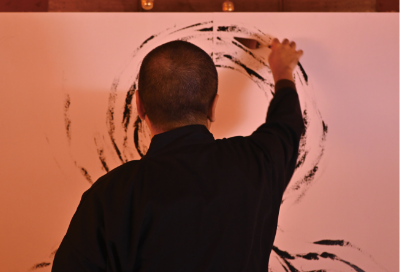 久渡寺に奉納する岩木山画を描き進める井上信平3