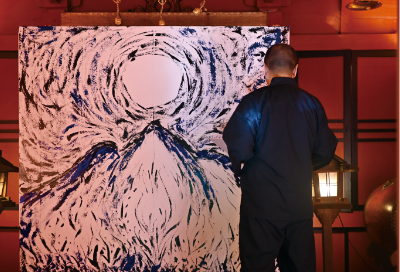 久渡寺に奉納する岩木山を制作している井上信平