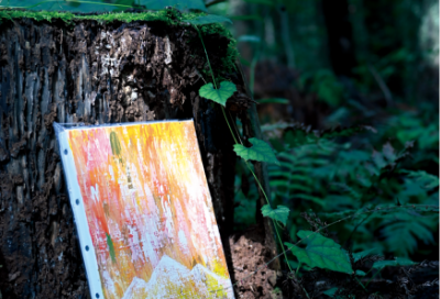 久渡寺の切り株に立てかけられた、井上信平の岩木山画
