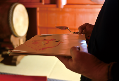 久渡寺に奉納する岩木山画を製作中の、井上信平のパレット