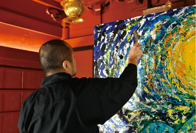 久渡寺に奉納する岩木山画が、井上信平による描画でどんどん色づいていく1