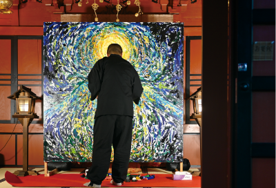 久渡寺に奉納する岩木山画が、井上信平による描画でどんどん色づいていく2