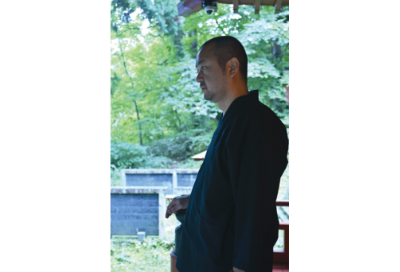 久渡寺に奉納する岩木山画を制作中の井上信平、ふと手を下ろし、その視線の先には・・・