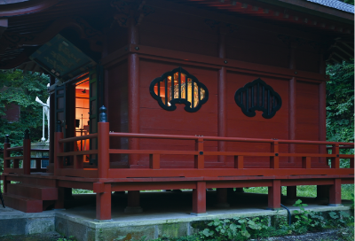 井上信平が久渡寺に奉納する岩木山画を製作中の久渡寺観音堂