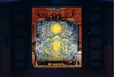 久渡寺観音堂に奉納・公開された、井上信平による岩木山画が、暗闇の中で光り輝く