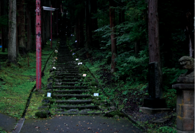 久渡寺階段にて展示される、井上信平による60枚以上の岩木山画