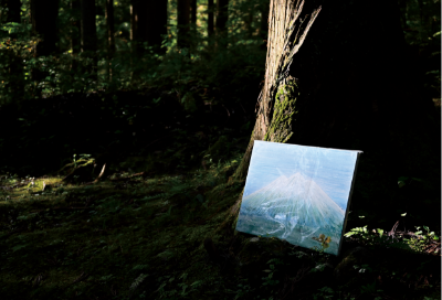 久渡寺の木に立てかけられた、井上信平の岩木山画