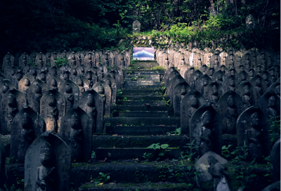 久渡寺に祀られる数多のお地蔵様の中で光り輝く、井上信平の岩木山画