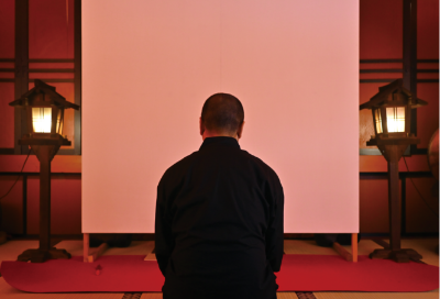 久渡寺に奉納する岩木山画を描き始める直前、大きな白いキャンバスの前に座る井上信平