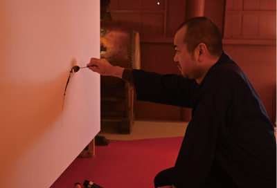 久渡寺に奉納する岩木山画を描き始める井上信平