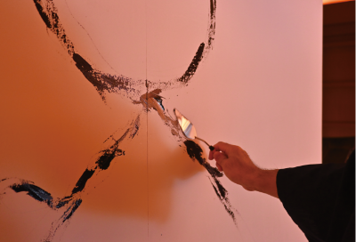 久渡寺に奉納する岩木山画を描き進める井上信平1